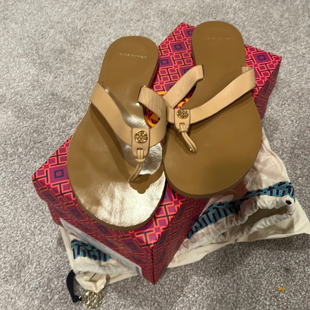 Excellent Tory Burch thing sandal